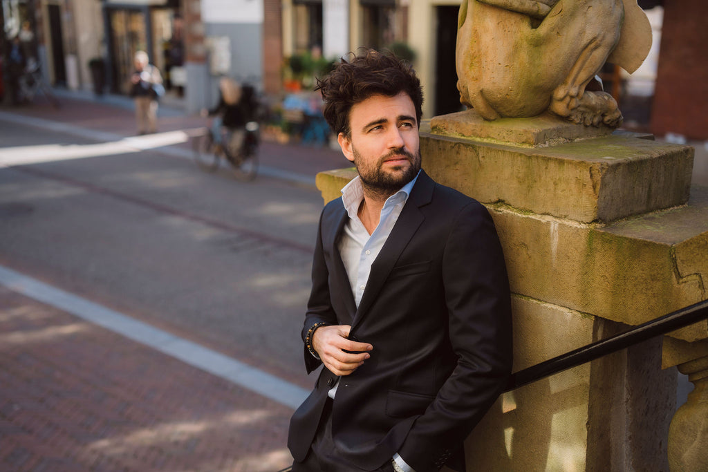 Kiezen! Een blazer of het jasje van je pak?