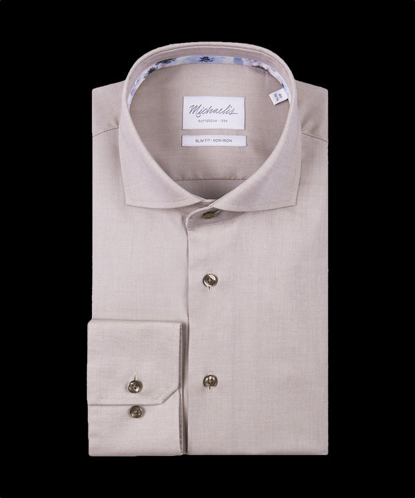 Lichtbruin overhemd met bloemen in de kraag