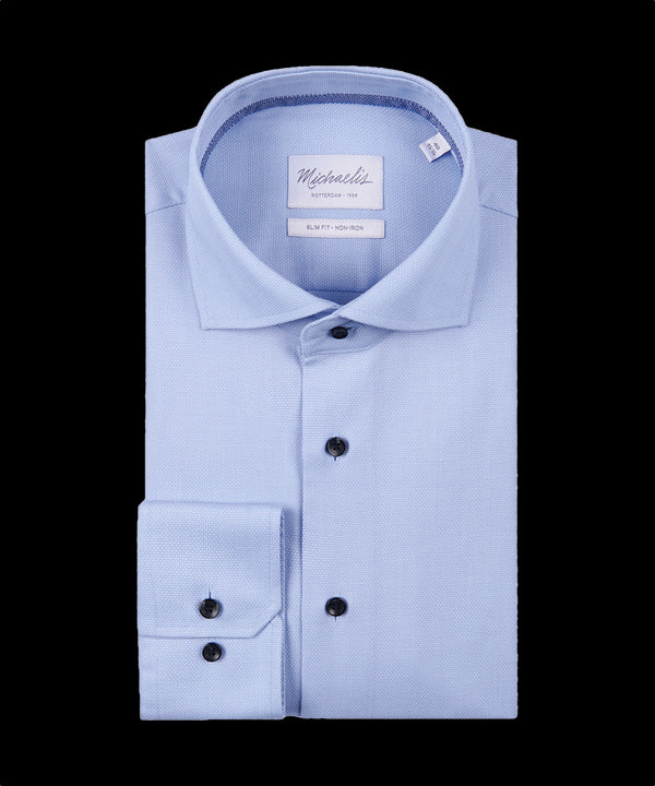 Lichtblauw overhemd met donkerblauwe kleur in de kraag