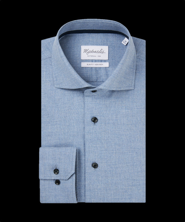 Lichtblauw geweven overhemd met donkere knopen