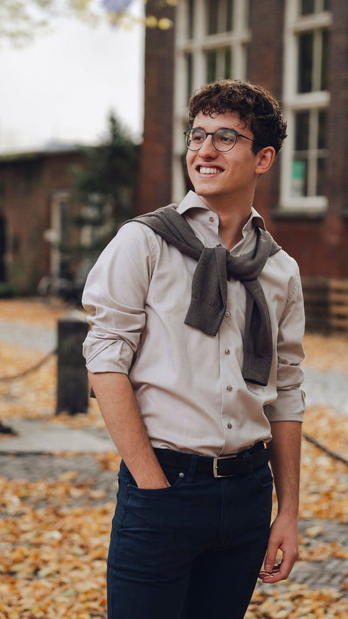 Zandkleurig geweven overhemd met lichte knopen